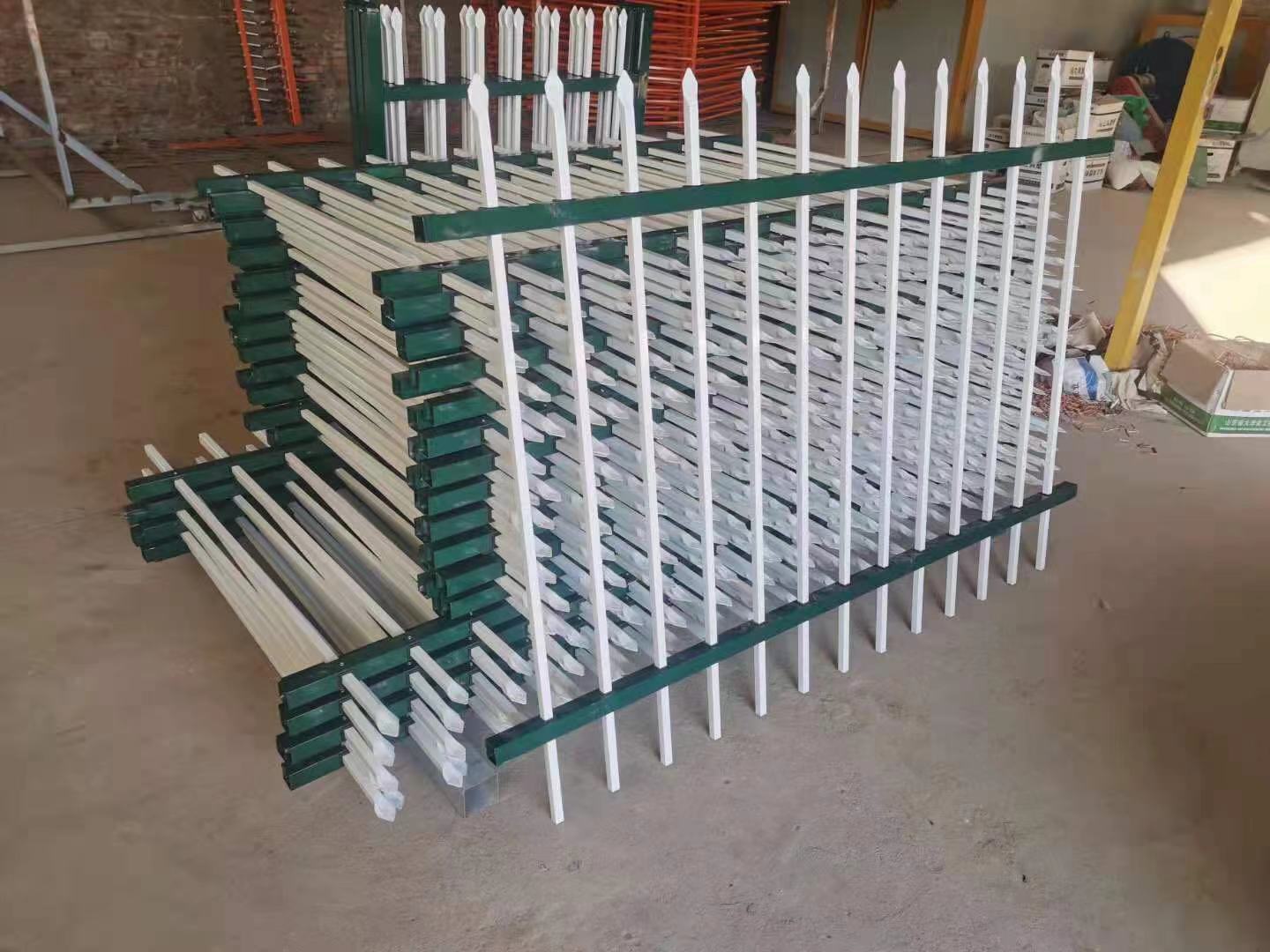 鋅鋼護欄供工廠圍墻使用款式眾多，歡迎選購